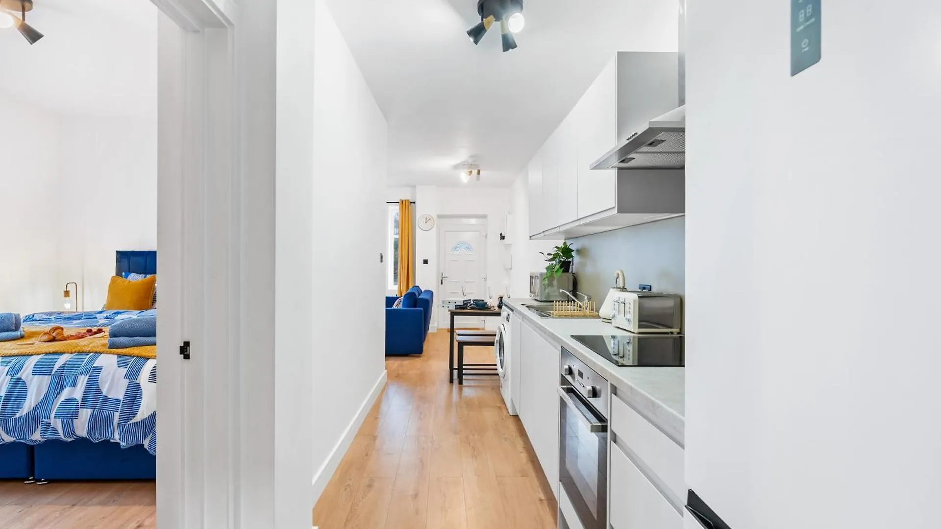 Mins Walk To Restaurants Shops & Main Attractions Apartment Brighton