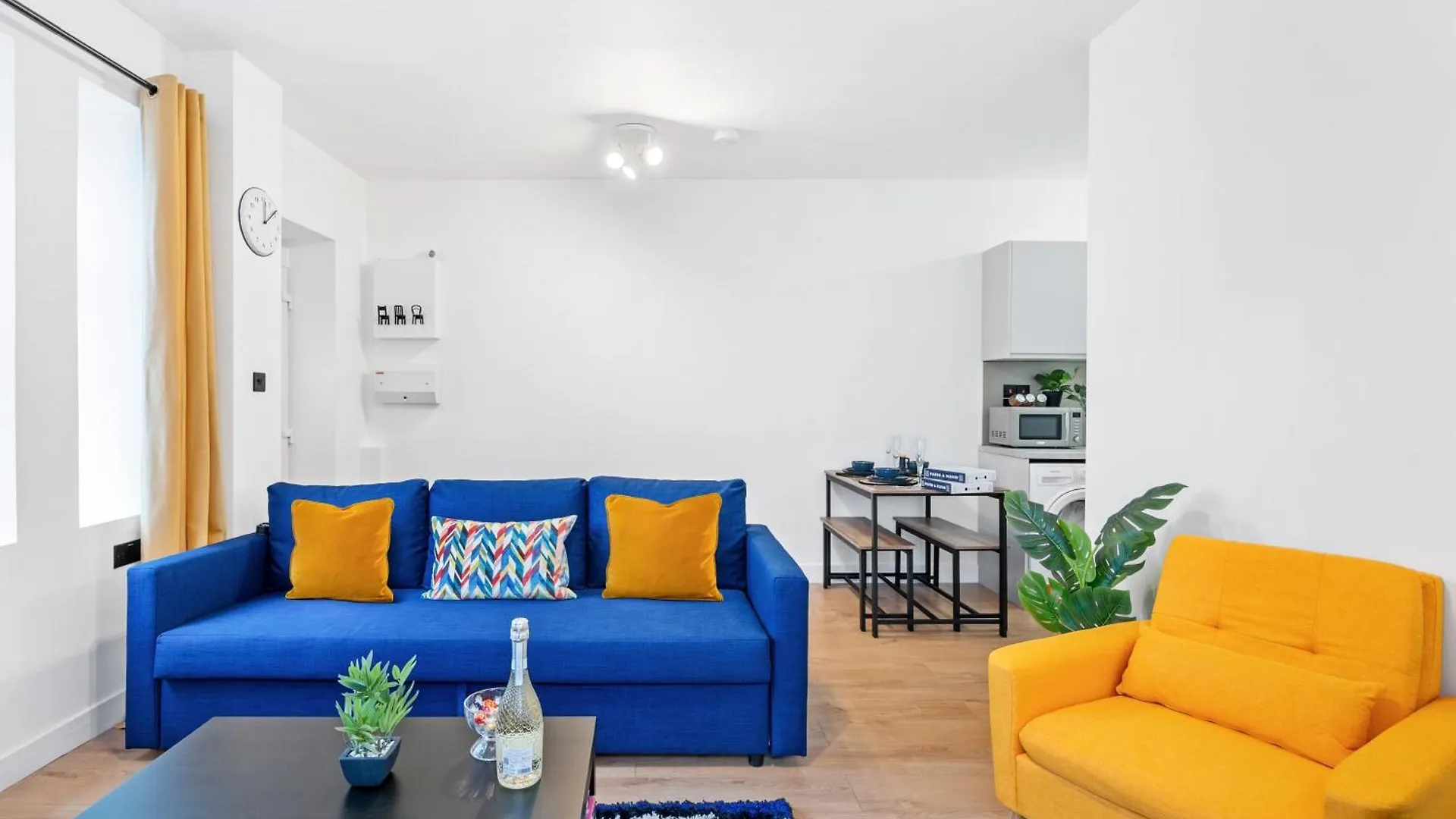 Mins Walk To Restaurants Shops & Main Attractions Apartment Brighton