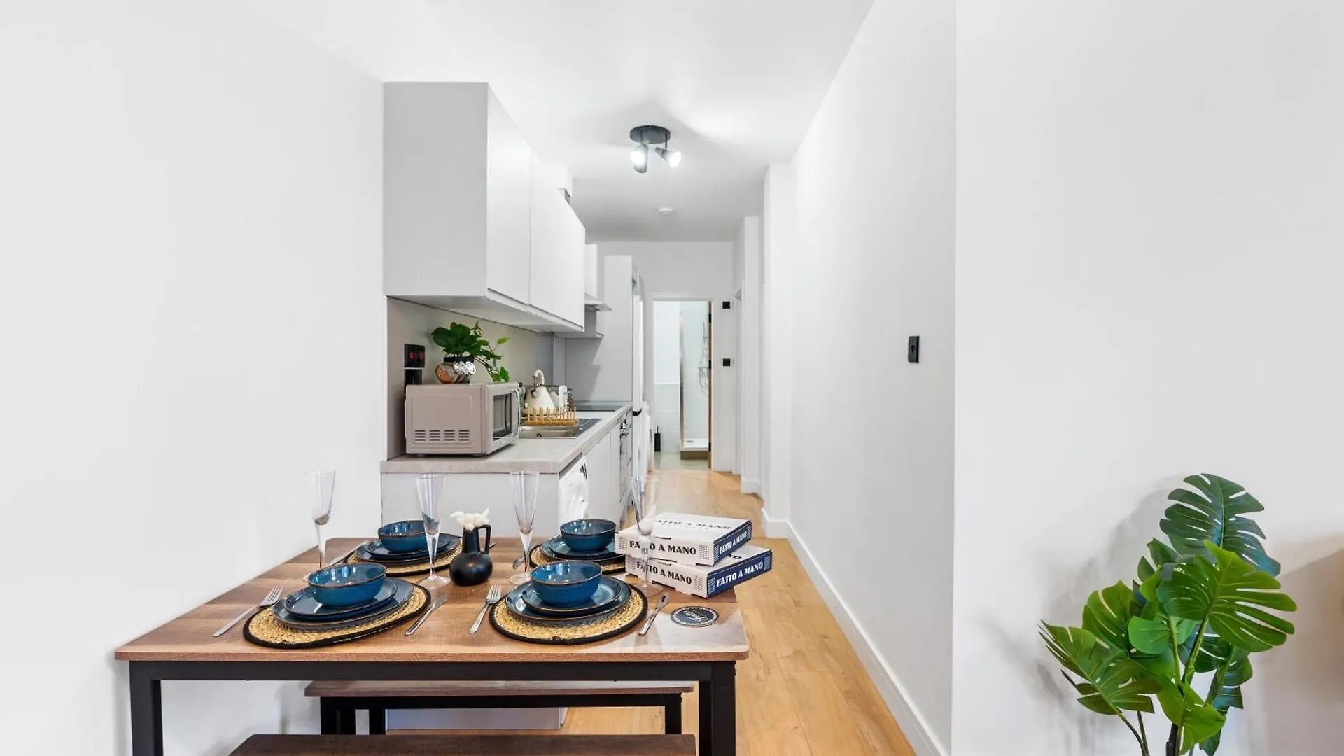 Mins Walk To Restaurants Shops & Main Attractions Apartment Brighton