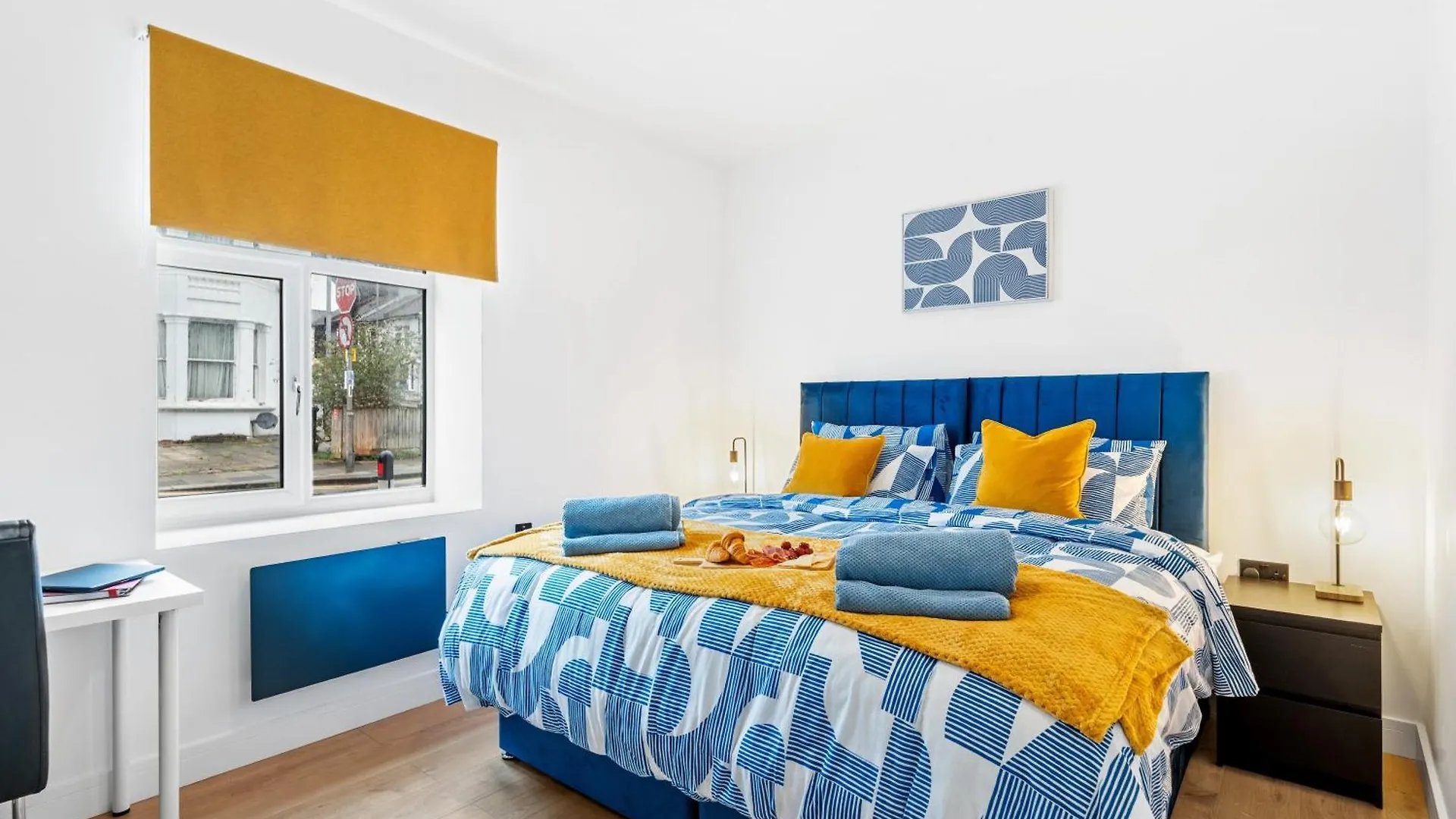 Mins Walk To Restaurants Shops & Main Attractions location