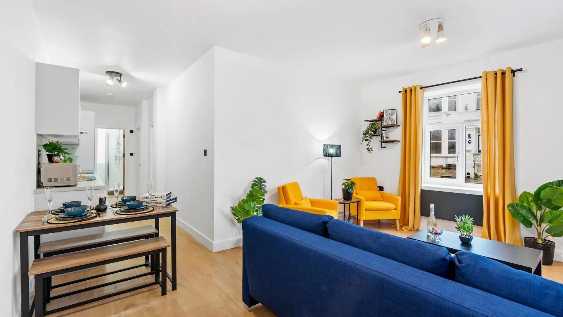 Mins Walk To Restaurants Shops & Main Attractions Apartment Brighton